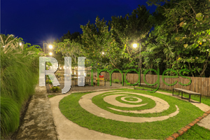 Area garden dengan rumput hias artistik