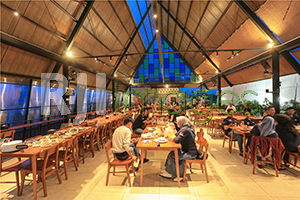 Area hall utama berkonsep terbuka & luas