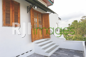 Balkon lantai atas bernuansa kolonial dengan view alam