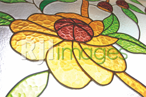 Kaca patri motif bunga dengan aneka warna