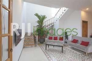 Ruang keluarga bergaya minimalis dengan sentuhan tegel motif