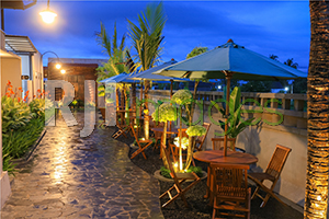 Sudut outdoor area bernuansa tropis