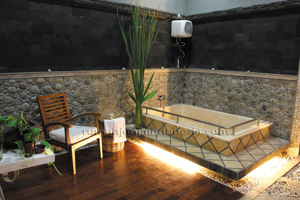 kamar mandi alam tertutup