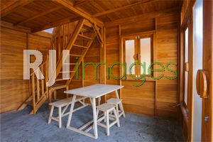 Aplikasi table set simpel interior rumah kayu