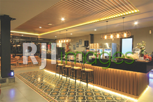 Area bar bergaya classy dengan sentuhan klasik