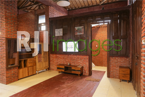 Area ruang tengah dengan sarana entertainment kamar tipe family