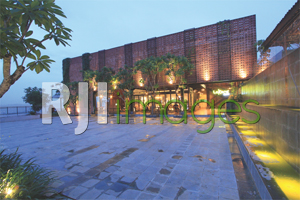 Area terbuka sebagai venue berbagai event di Lakers Cafe@BSB Village Semarang