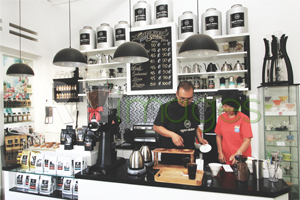 Coffee Bar modern bernuansa vintage