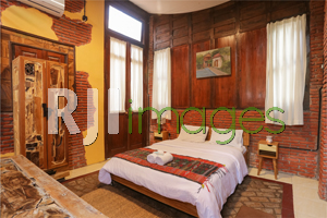 Interior kamar tipe deluxe tampil menarik dengan unsur etnik