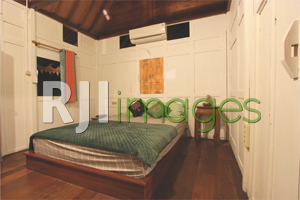 Interior klasik di kamar tipe double bed + twin bed