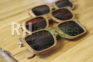 Kacamata dengan frame bambu