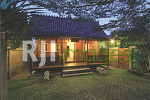 Rumah klasik dengan konsep panggung di tipe double bed + twin bed