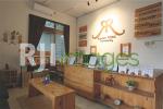 Area resepsionis didominasi unsur kayu Jati Belanda