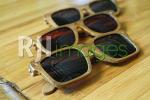 Kacamata dengan frame bambu