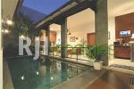 Swimming pool pada tengah ruang utama
