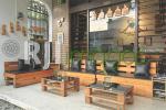 Teras depan dengan sofa set kayu minimalis
